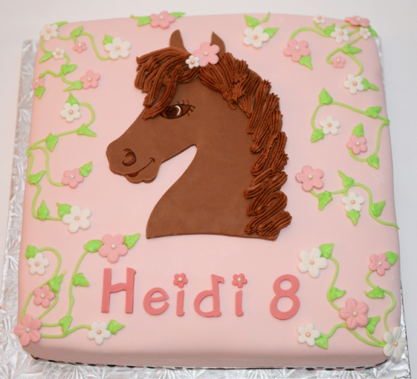 Gâteau à la vanille deux couleurs (rose et blanc) recouvert de fondant et décoré avec des fleurs en sucre et un cheval en fondant
