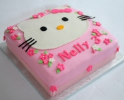 Gâteau 12X12 à la vanille recouvert de fondant et décoré avec des fleurs en sucre et Hello Kitty en fondant.