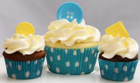 Cupcakes vanille et chocolat recouverts d'une crème au beurre meringue suisse et décorés avec des boutons en chocolat.