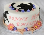 Gâteau 8 pouces de cheval au chocolat décoré avec fleurs et chevaux en fondant.
