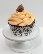 Cupcake au chocolat recouvert de crème au beurre/beurre d'arachide et décoré avec un chocolat au beurre d'arachide