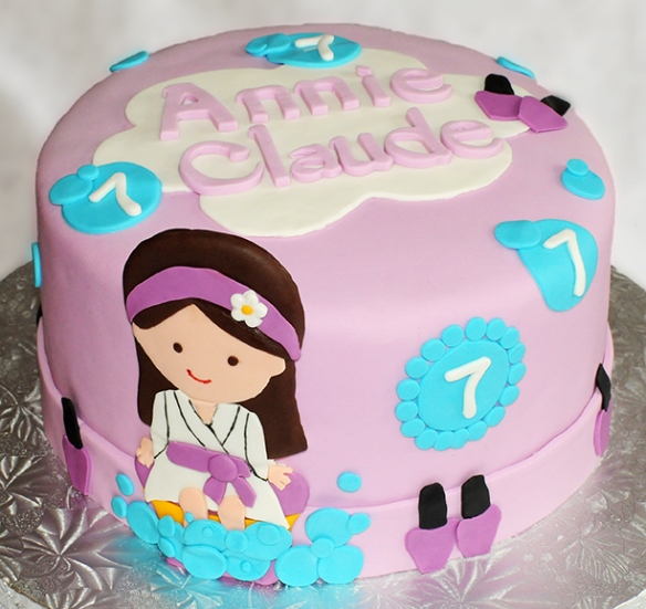 Gâteau 8 pouces à la vanille recouvert de fondant et décoré avec une fillette en fondant, des bulles et des bouteilles de vernis à ongle.