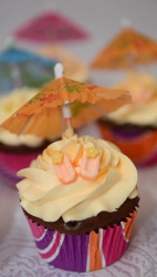 Cupcake au chocolat avec glaçage meringue Suisse à la vanille. Décoré avec parasol et flip flop en bonbon.
