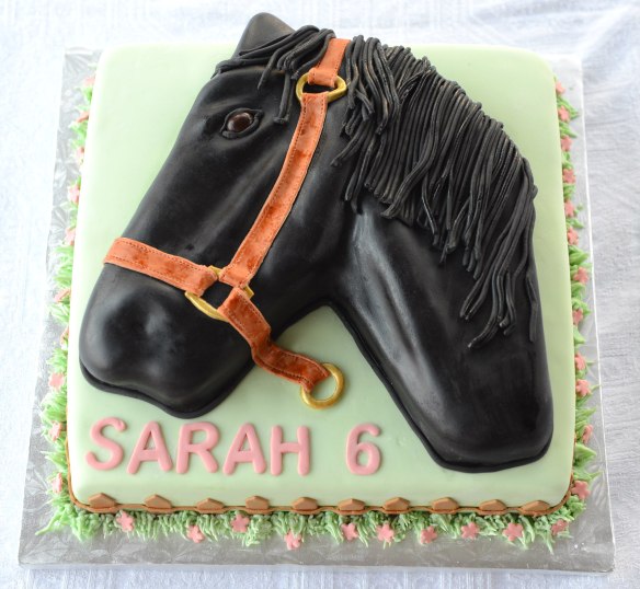 Gâteau carré 10 pouces et gâteau en forme de cheval au chocolat avec glaçage meringue Suisse à la vanille. Recouvert et décoré avec du fondant.